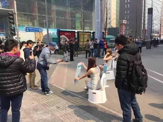 上海地铁小广告都用高科技了！从纸升级到手机！