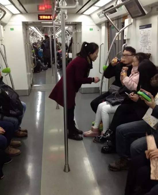 上海地铁小广告都用高科技了！从纸升级到手机！