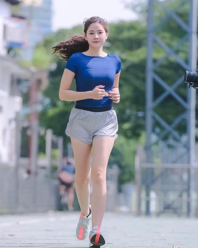 正在跑步的美女穿运动短裤,秀出白皙长腿,充满活力