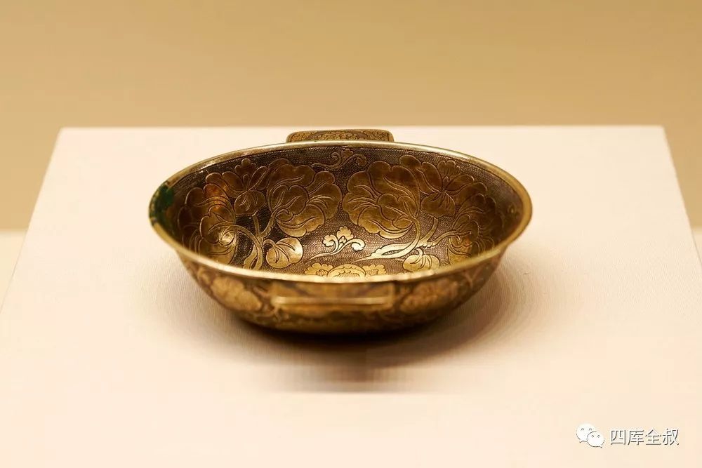 羽觞是战国时创造的器形,在考古发掘中这种椭圆形带耳的杯子出土很多