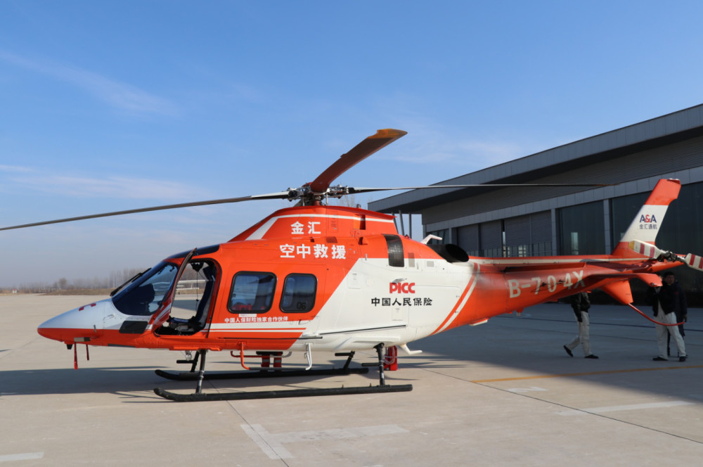 执行任务的aw139直升机.