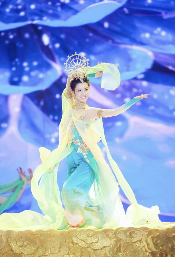 哈妮克孜一袭黄青色薄纱裙亮相,秒变为"飞天仙子"大秀