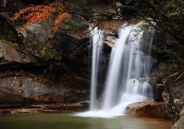 七彩光雾山美景