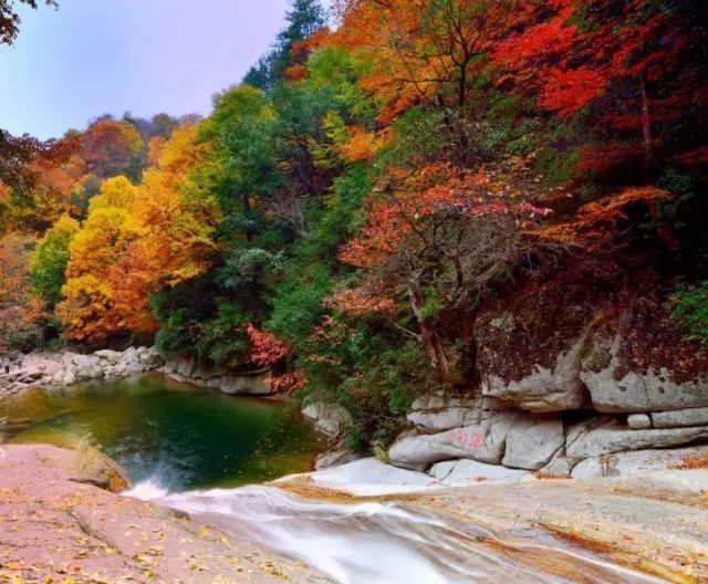 七彩光雾山美景
