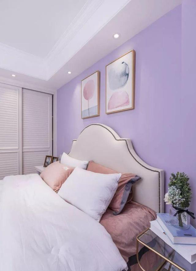 主卧床头背景墙选用了淡紫色~有种梦幻与优雅相结合的感觉