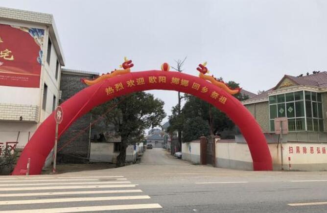 欧阳娜娜回老家祭祖,乡亲拉条幅欢迎,没明星架子对合影来者不拒