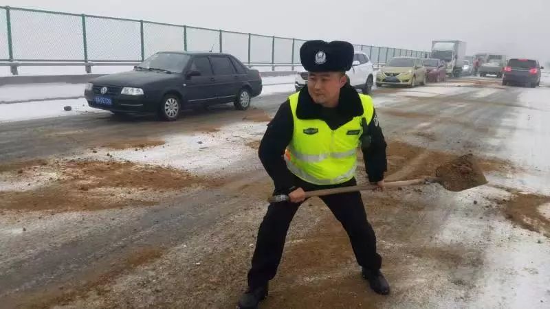 对着车流的方向望去 交警在 就是一座路标 01 02 03 04 警察蜀黍,冷