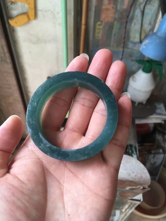 与缅甸翡翠相比,危地马拉翡翠相对密度稍低.