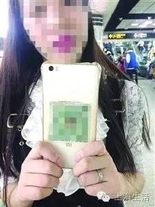 上海地铁小广告都用高科技了！从纸升级到手机！