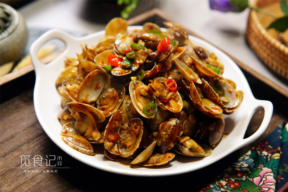 香辣炒花甲 主料:花甲两斤 配料:线椒两根,小米椒四根,姜一块,蒜一头