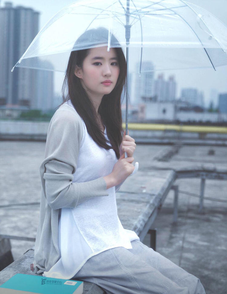 刘亦菲雨中撑伞美如仙,网友:美到令人窒息!