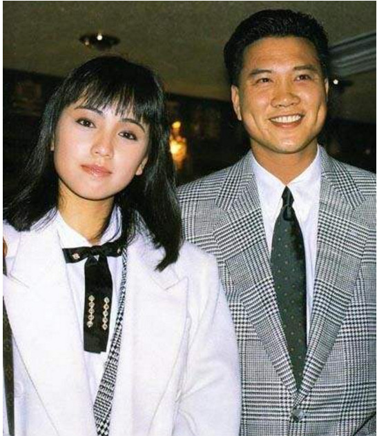 万梓良"妻子"近照曝光,曾是南方航空空姐,万梓良:这辈子值了