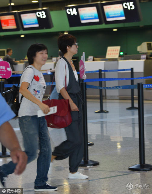 马伊璃穿连体裤亮相 排骨胸抢镜