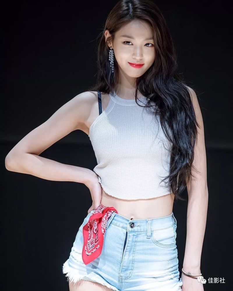 韩国三代女团aoa里拥有完美身材的美女—金雪炫