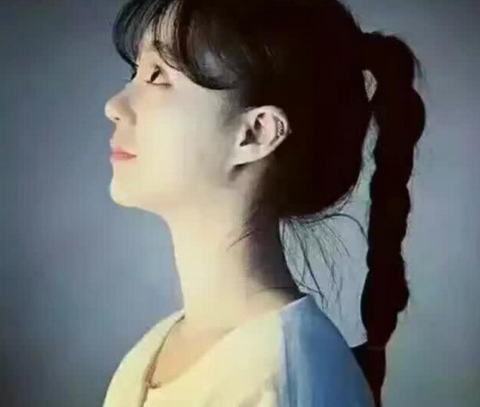 长发女孩晚上睡觉头发咋弄?别不以为然散着了,小心头发越来越油