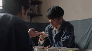 姐姐去世后,喝酒习惯则变成深沉地一口闷.