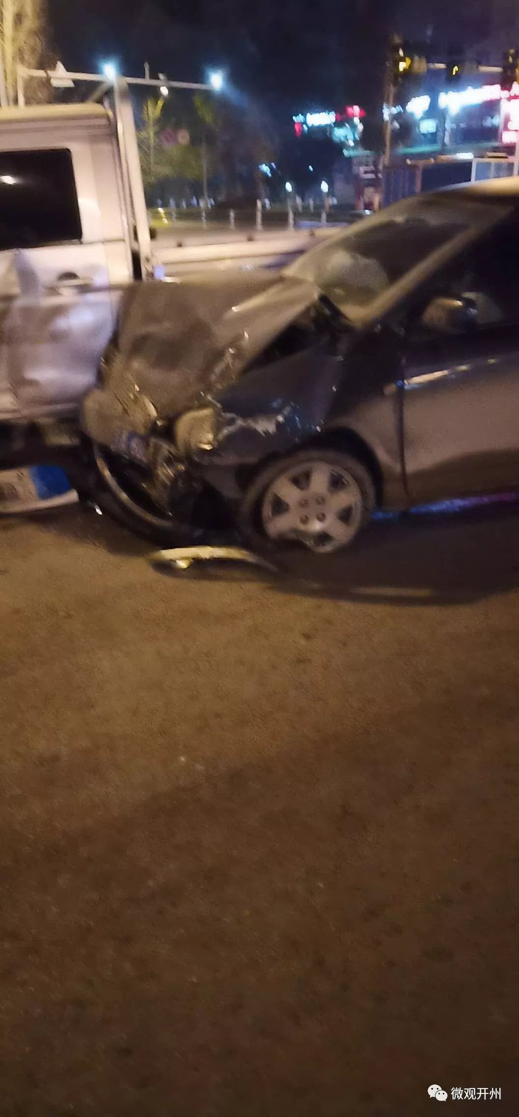 开州大道一路段发生车祸,小车车头几乎报废