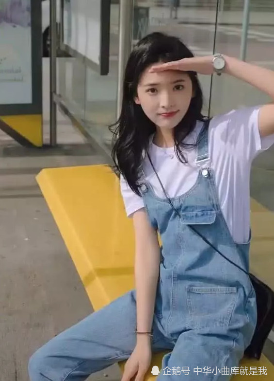 章若楠拍淘宝模特时,她的侧挎包抢了镜,网友:非常单纯