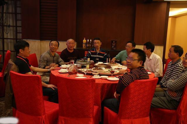 公司聚餐老板先走,大家离开时,收银员一开口,大家以为