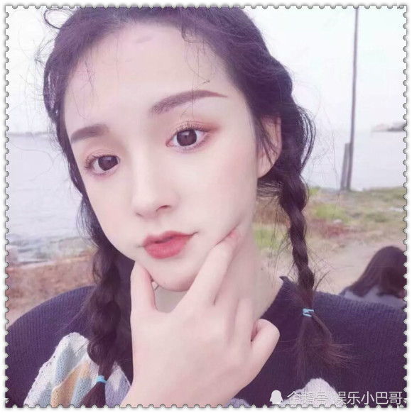 显脸瘦的女生手势拍照姿势,大脸妹:姿势学会了,缺一张