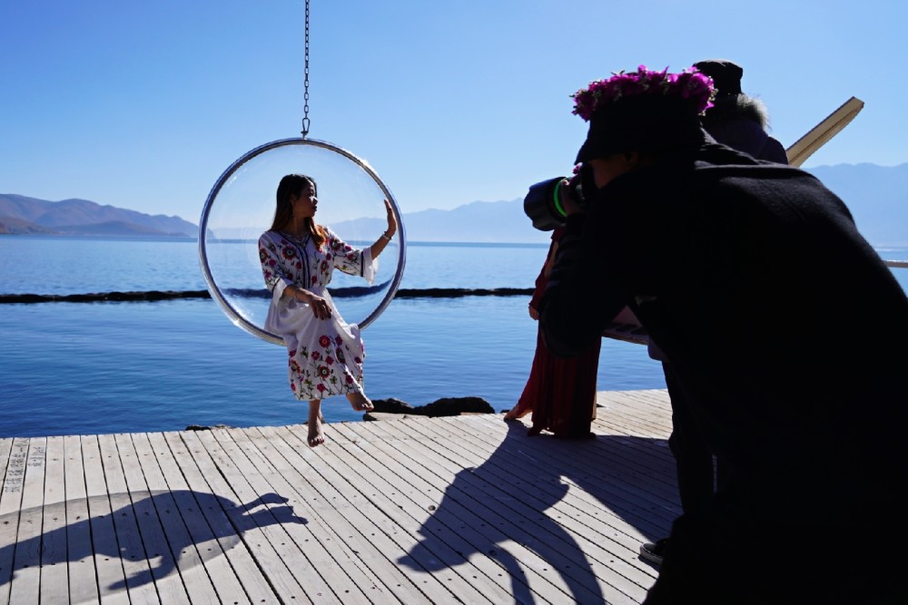来大理洱海旅游,你会特意来找玻璃球白桌椅这个网红景点拍照吗?