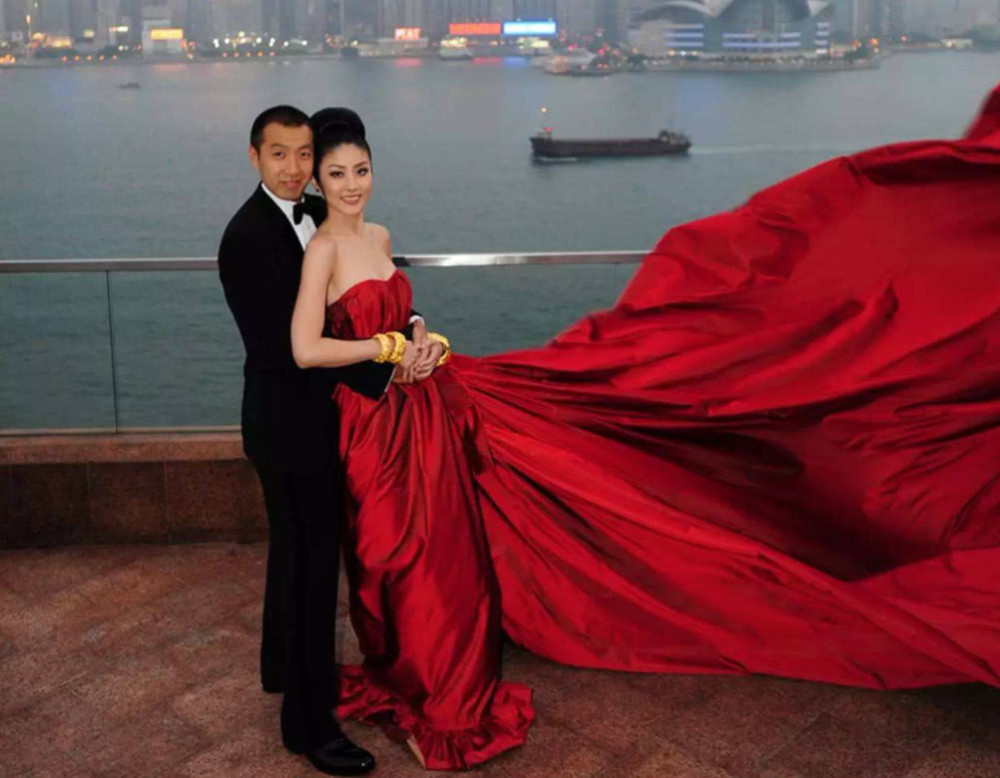 45岁陈慧琳近照,面容精致和老公像