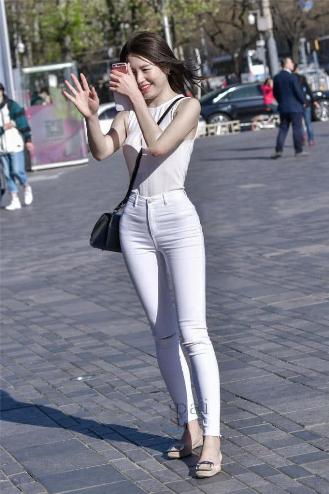 时尚美女:身材窈窕,白皙的长腿!