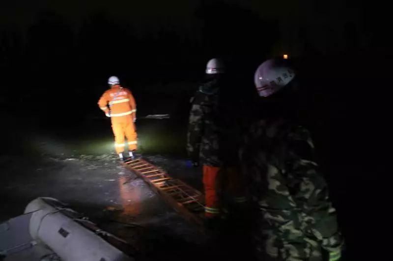 梦境中的哀伤与启示，解析梦到死去的亲人变成一堆白骨的深层含义