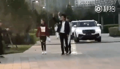 网友竟然找到了邓超的同款跑步姿势,果然不是一家人不进一家门啊!