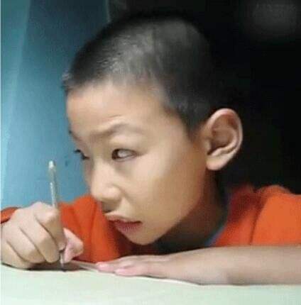 如果孩子有这3种表现,说明看玩手机过多,再不控制眼睛