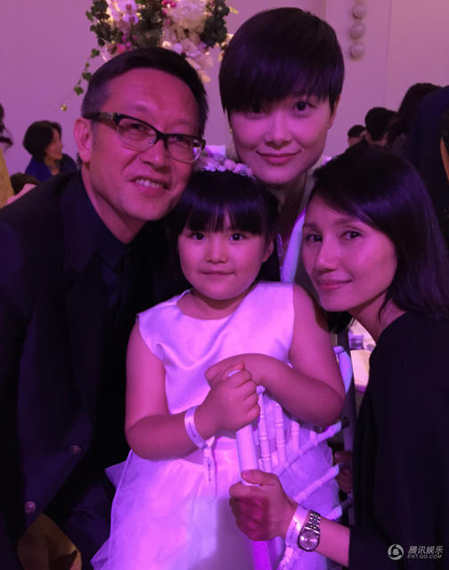 王诗龄与袁泉,李宇春合影. (来自:腾讯娱乐)