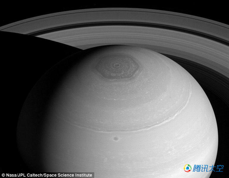 最新图像揭晓土星北极六边形风暴详细特征