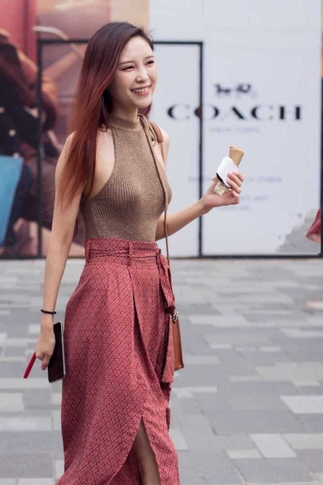 街拍:时尚靓丽的穿搭,尽显女人的迷人风情