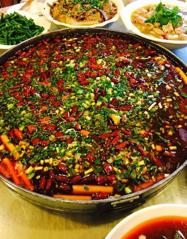 女朋友过生日,她去川菜馆686块点了这样一桌菜!吃的我