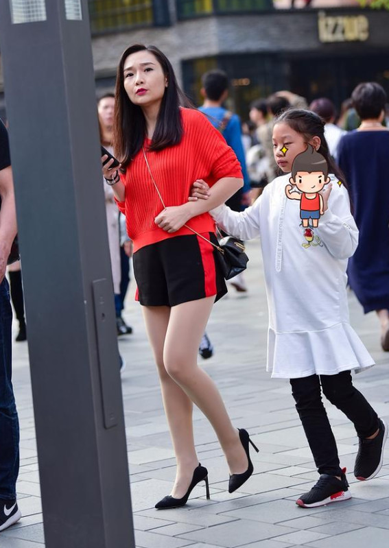 红衣肉丝袜高跟辣妈,看不出女儿这么大