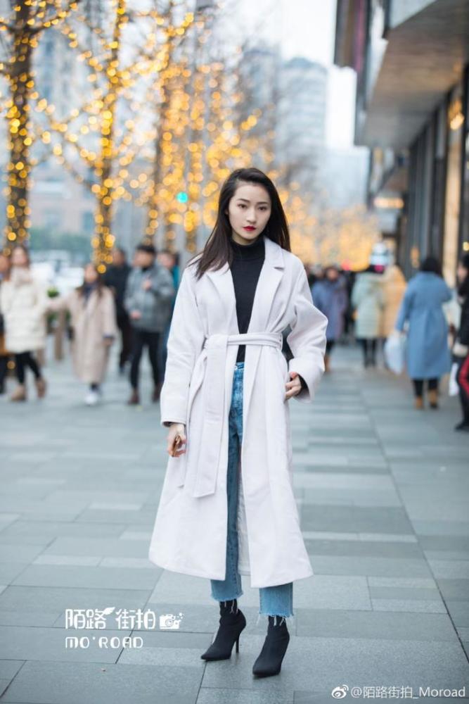 成都美女街拍:火了一冬的白色羽绒服,还是太古里小姐姐穿得好看