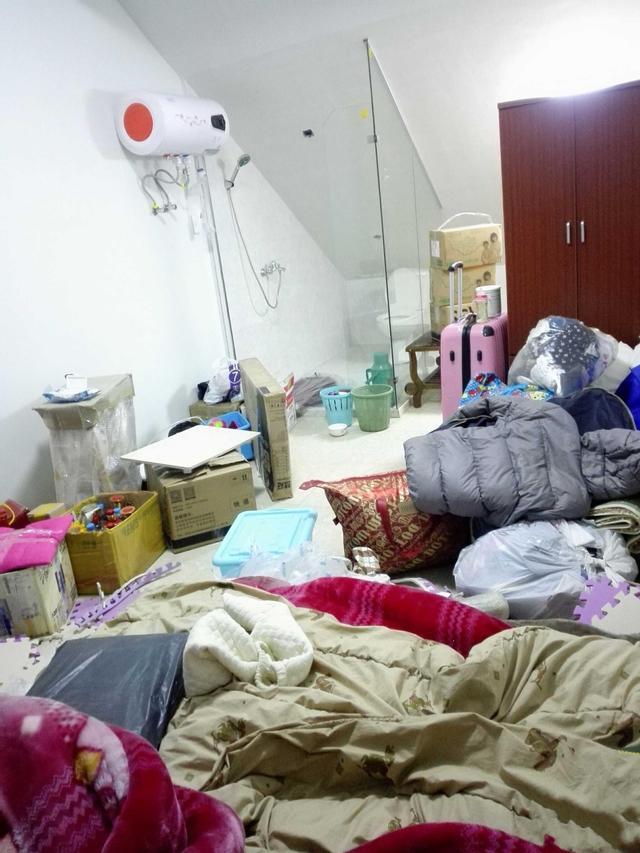 租客爆改拥挤的破旧出租房,房东看到后傻眼,直接免房租一年