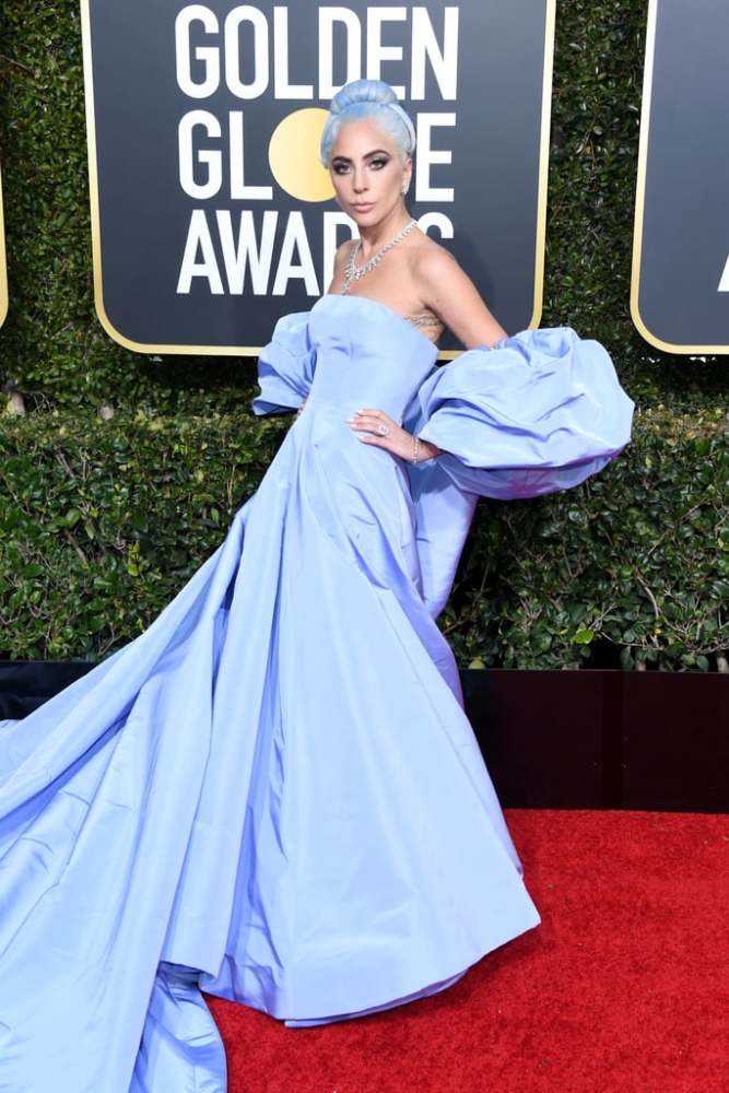 ladygaga服装,ladygaga的奇葩服装 第三次了,ladygaga只要穿上这类礼服就忍不住做这个动作