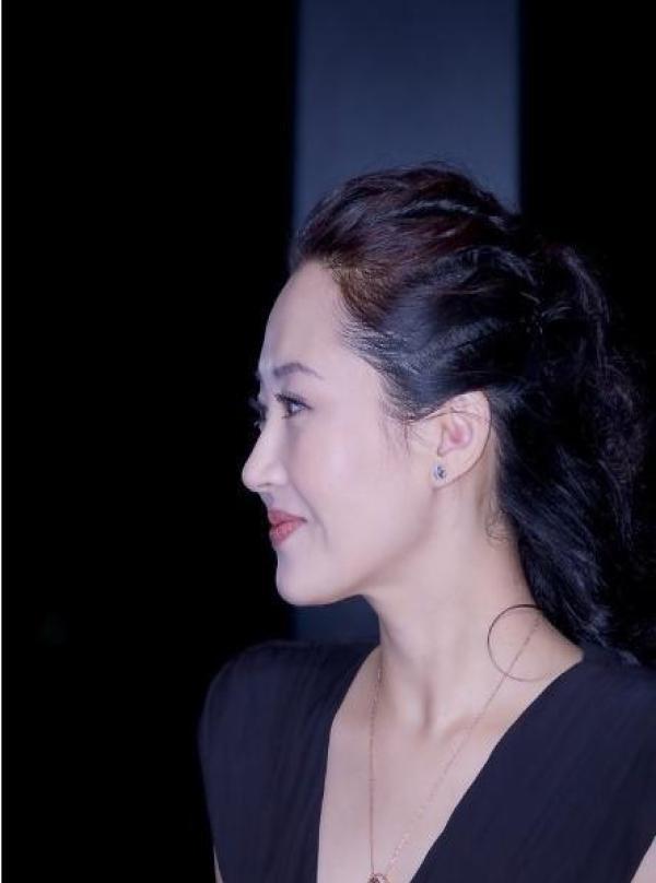 49岁许晴终于不扮嫩,一袭拖尾红裙美得高调,这身材让人惊艳!