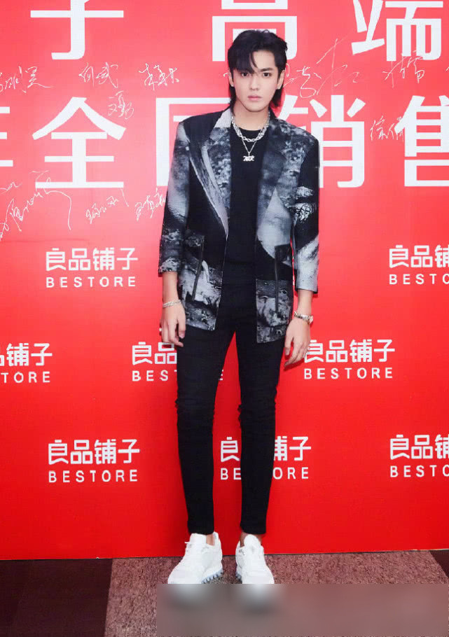 吴亦凡不再"沧桑",勒紧腰腹凹少年感,脚上的"少女鞋"亮了!