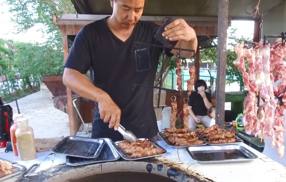 新疆人吃肉就是爽快,直接挂在炉内烤,比烧烤摊羊肉串好吃百倍