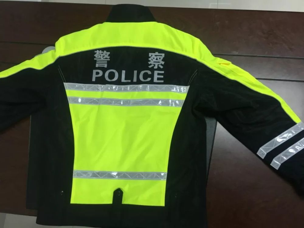 启东交警穿上了新款执勤服,不是一个"帅"字能形容