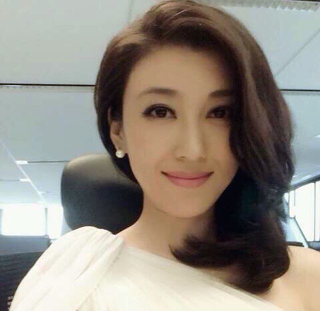 央视第一美女李红40岁近照,嫁富豪生活幸福,真人比台上更美