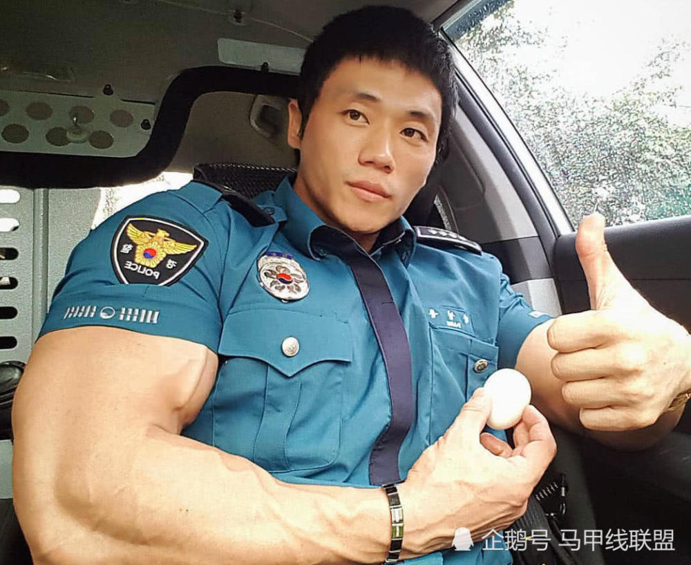 他被称为最强壮的警察,粗壮的肱二头肌,非常强大!