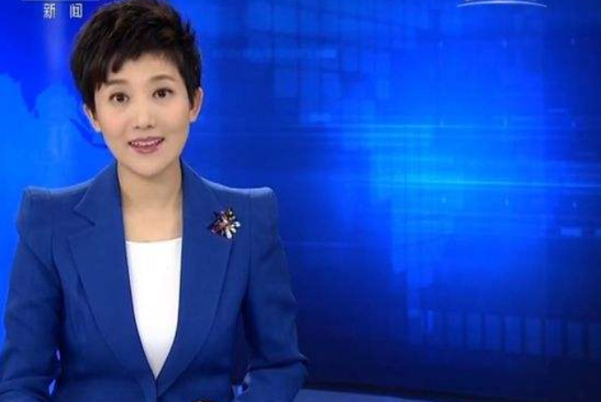 央视知名女主持人,却起了个男人的名字,曾是东方时空
