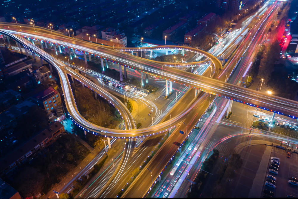 无人机航拍济南玉函立交桥夜景,车灯汇成一幅绚丽多彩