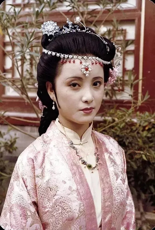 红楼梦里贾蓉亲生母亲朱氏的死亡之谜