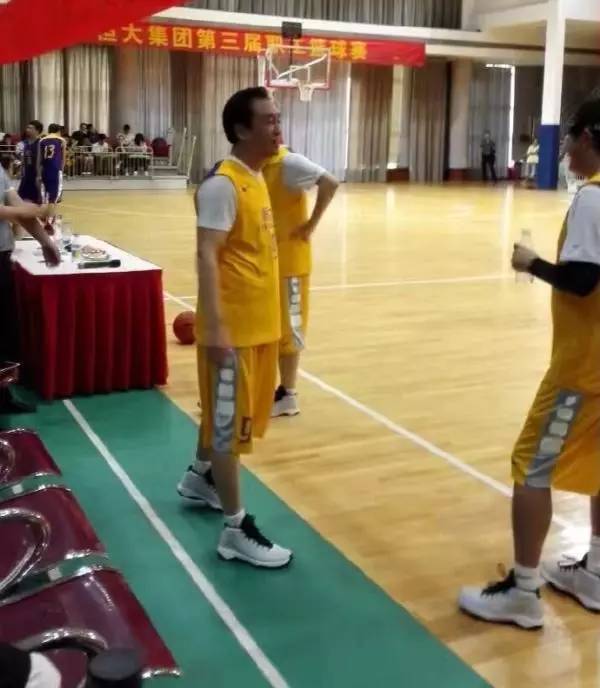 许家印篮球赛砍32分当选MVP 这是要拯救三大