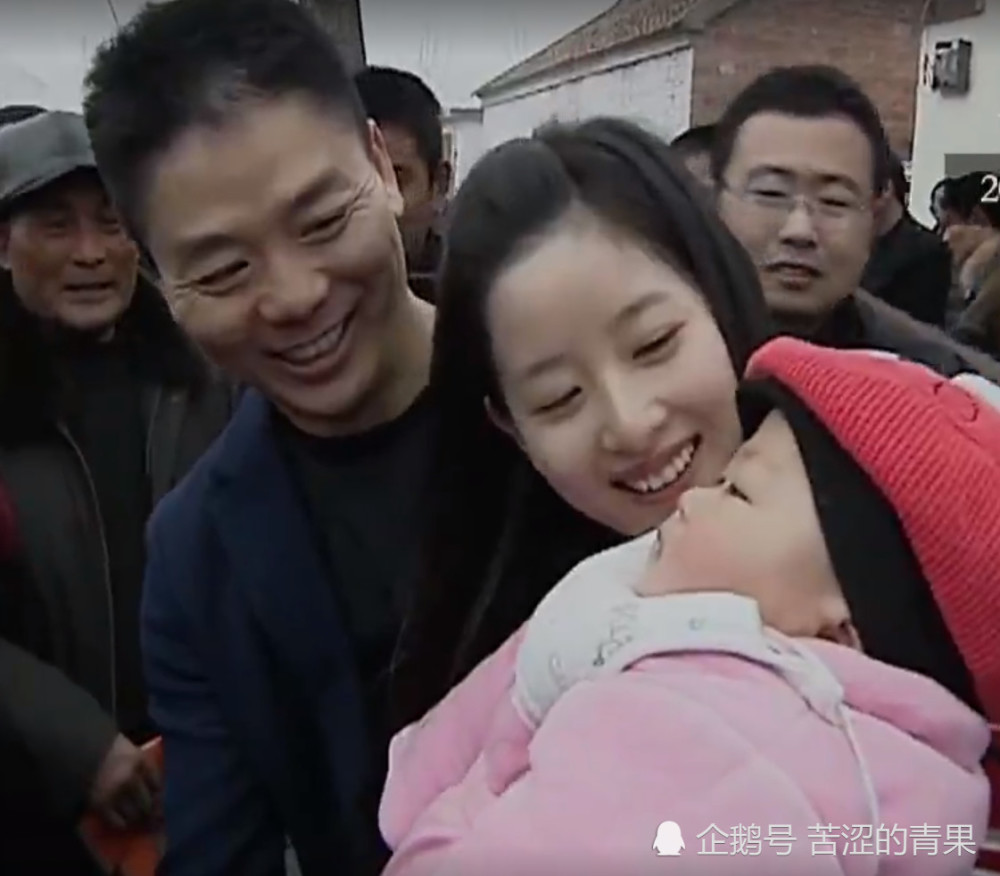 章泽天抱娃露脸,看到这个孩子的长相,刘强东的反应亮了!