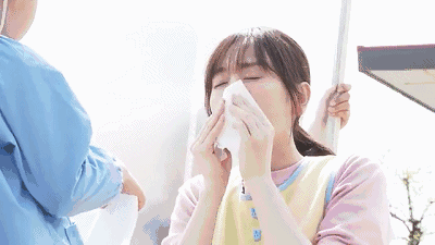 (3)打喷嚏 打喷嚏时用手或纸巾轻遮口鼻即可,如果用力捂紧口鼻,会使